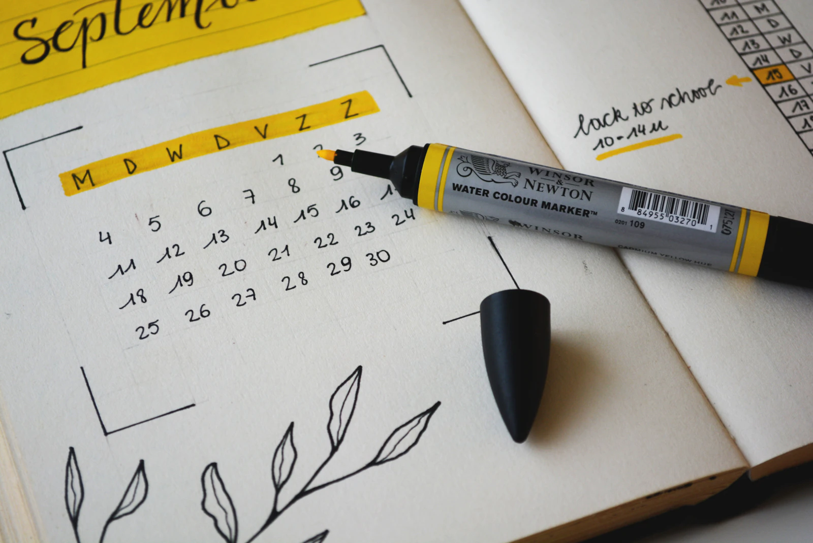 Agenda mensual abierta con fechas marcadas en septiembre para planificar el envío de las invitaciones de boda