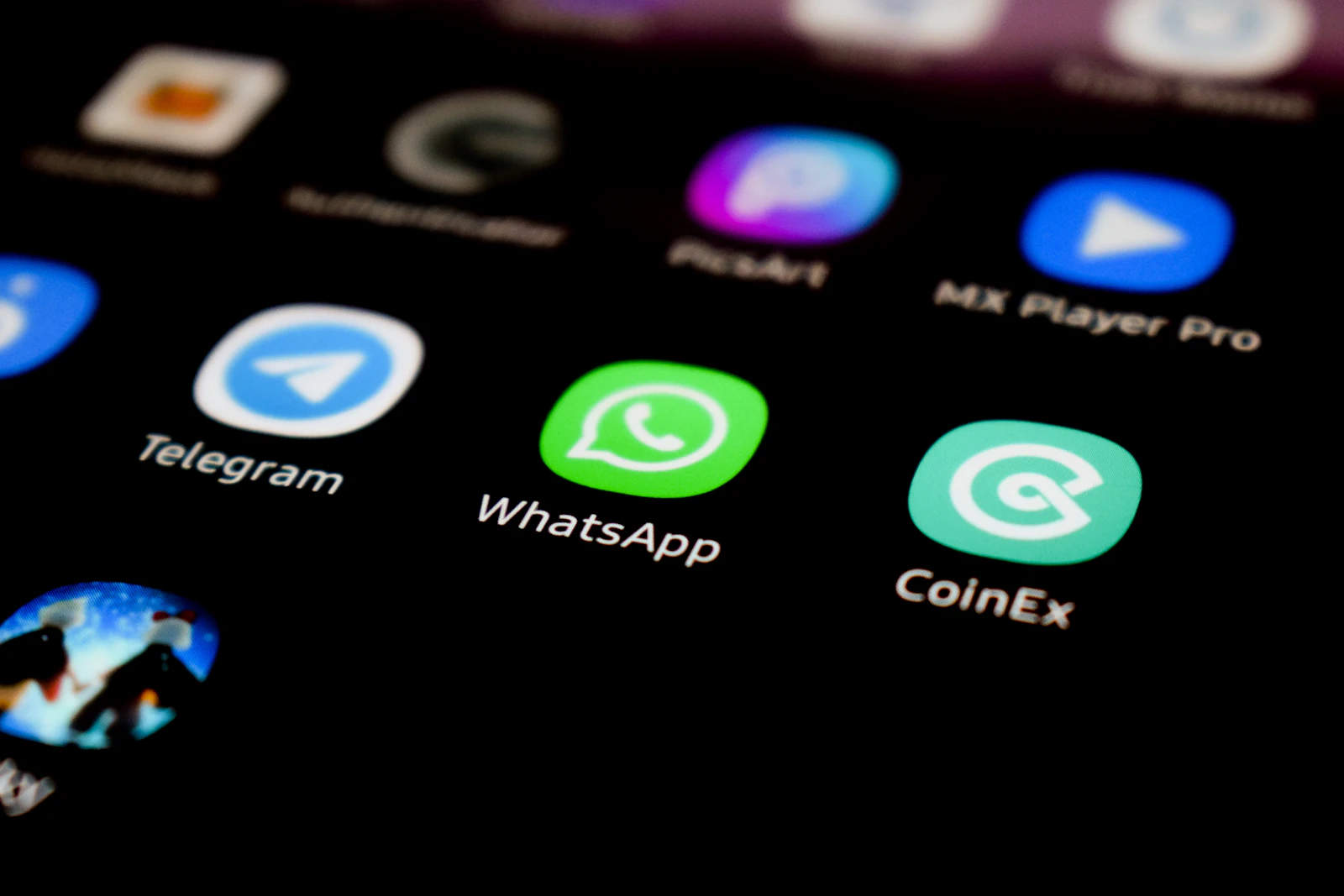 Primer plano del icono de WhatsApp en la pantalla de un móvil, el canal por el que viajan la mayoría de invitaciones de boda