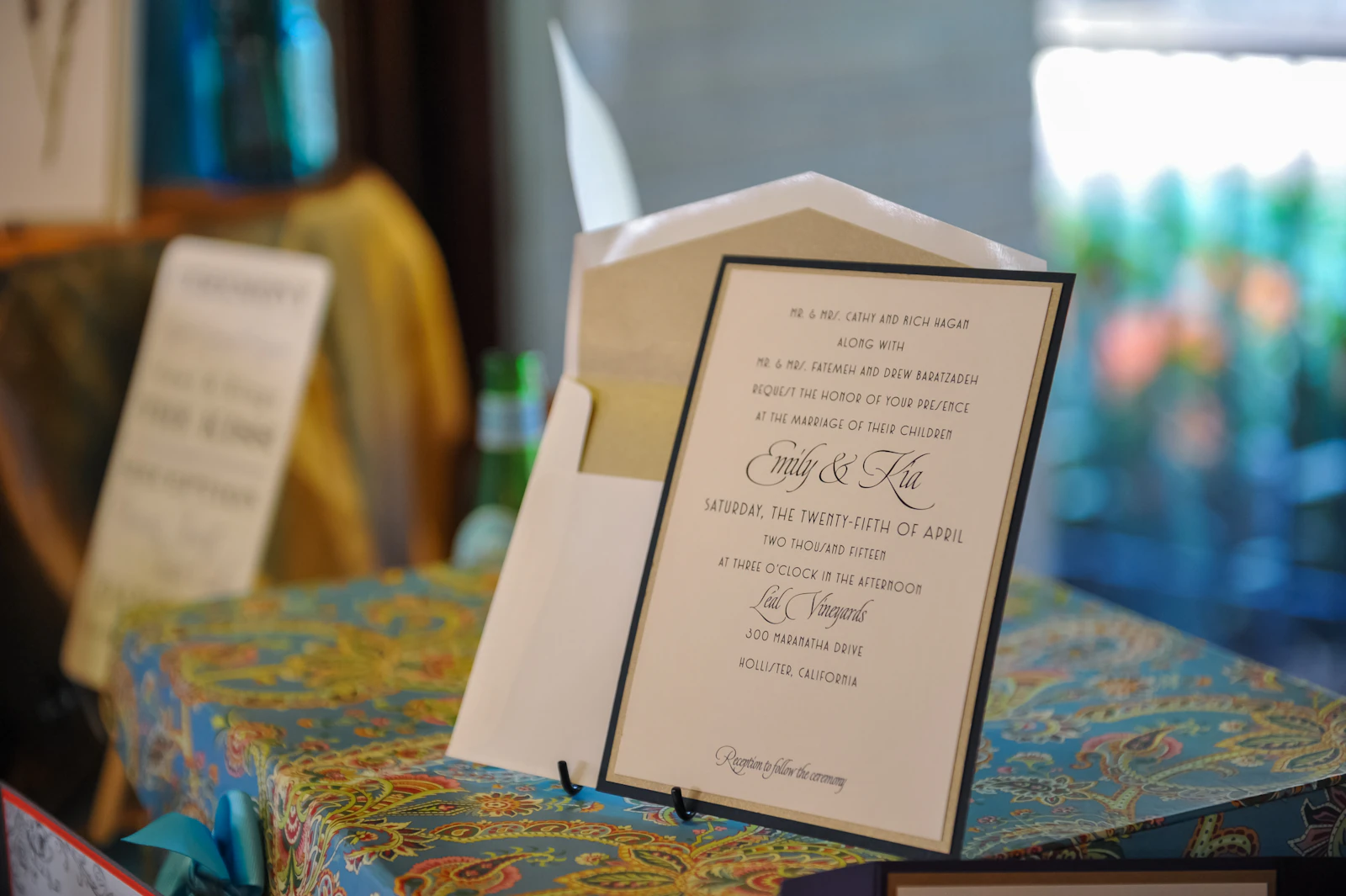 Invitación de boda clásica impresa con texto formal, expuesta junto a su sobre sobre una mesa decorada